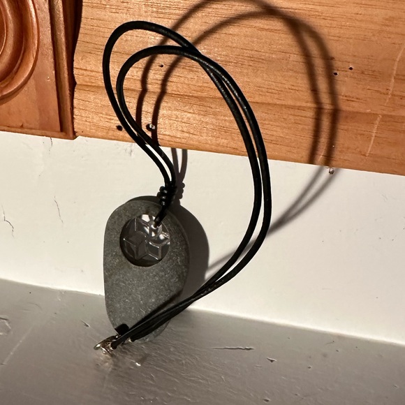🛍️ Unique, hand-crafted, stone and leather necklace with snowflake charm setting - Picture 3 of 6